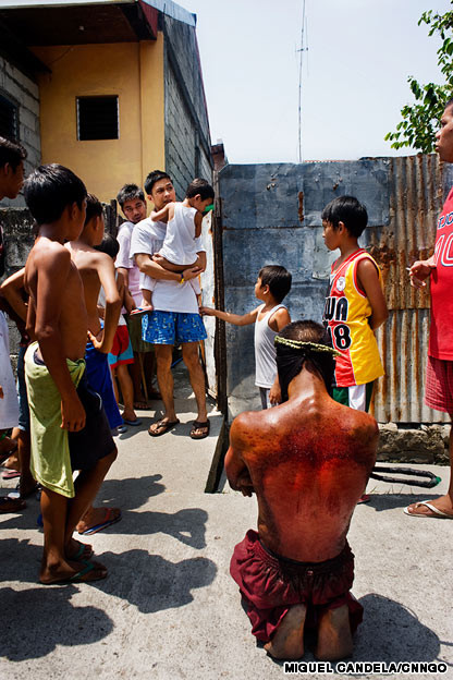 Dự lễ Th&aacute;nh đ&oacute;ng đinh v&agrave;o ch&acirc;n tay ở Philippines